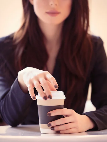 Porträt einer jungen Frau mit einer Tasse Kaffee — Stockfoto