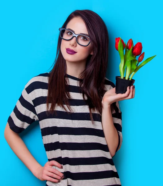 Porträtt av en ung kvinna med tulpaner — Stockfoto