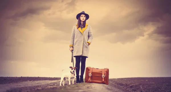 Vrouw met koffer en hond — Stockfoto
