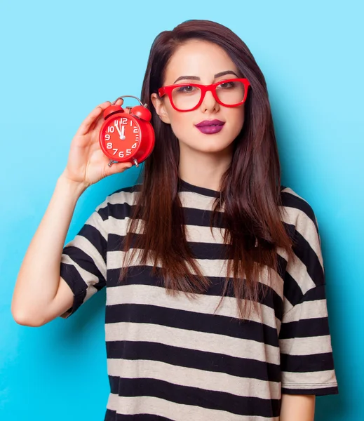 Retrato de una joven con reloj — Foto de Stock