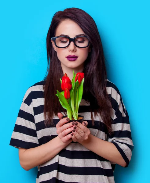 Retrato de uma jovem com tulipas — Fotografia de Stock