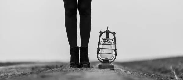 Mladá žena s lucernou — Stock fotografie