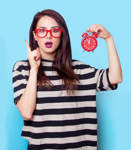 Portrait d'une jeune femme avec horloge — Photo