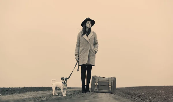 Vrouw met koffer en hond — Stockfoto