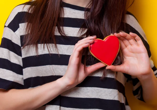 Junge Frau hält Keks in der Hand — Stockfoto