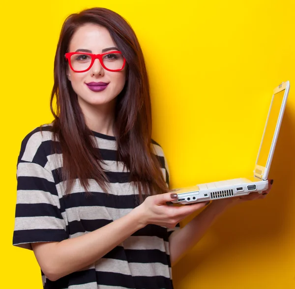 Ritratto di giovane donna con computer portatile — Foto Stock