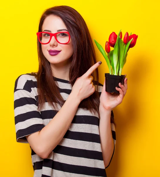 Portret van een jonge vrouw met tulpen — Stockfoto