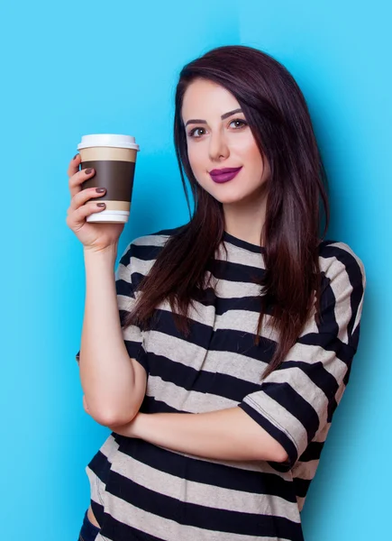 Молода жінка з чашкою кави — стокове фото