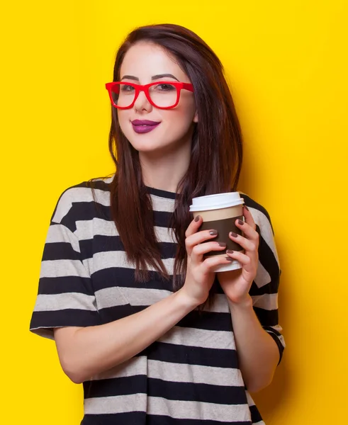 Portrait d'une jeune femme avec tasse de café — Photo