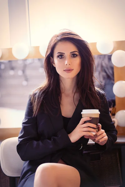 Porträtt av ung kvinna med kopp kaffe — Stockfoto