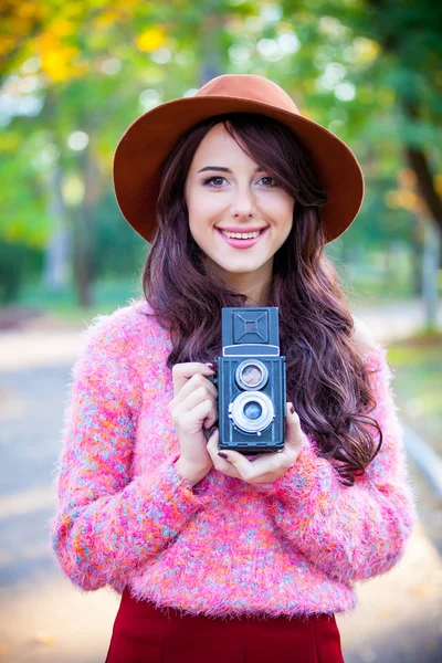 Ritratto di giovane donna con macchina fotografica — Foto Stock