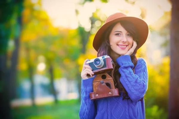 Portret van een jonge vrouw met camera — Stockfoto