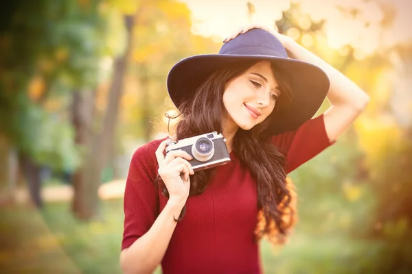 Portret van een jonge vrouw met camera — Stockfoto