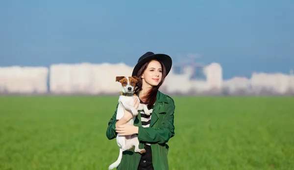 Porträt einer jungen Frau mit Hund — Stockfoto