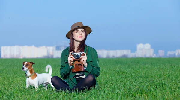 Frau mit Kamera und Hund — Stockfoto