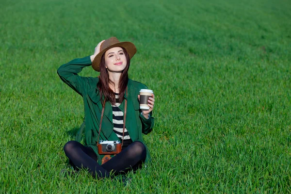 Portret van jonge vrouw met kopje koffie — Stockfoto
