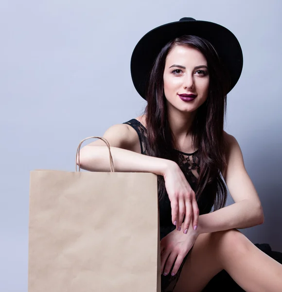 Portret młodej kobiety z torbą na zakupy — Zdjęcie stockowe
