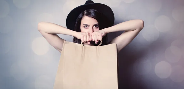 Retrato de mulher jovem com sacos de compras — Fotografia de Stock
