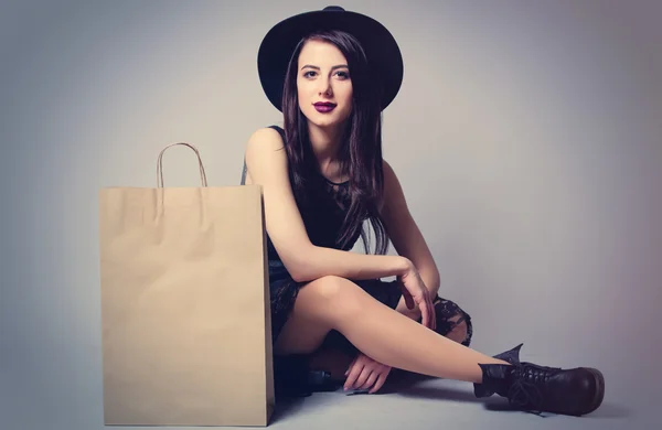 Portret van een jonge vrouw met winkelen bag — Stockfoto