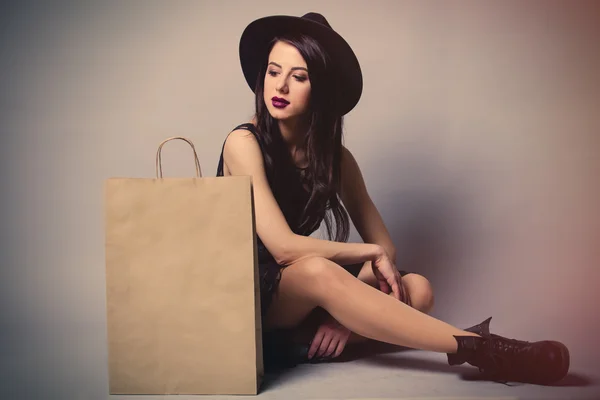 Retrato de mujer joven con bolsa de compras — Foto de Stock