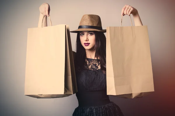 Portret van een jonge vrouw met shopping tassen — Stockfoto