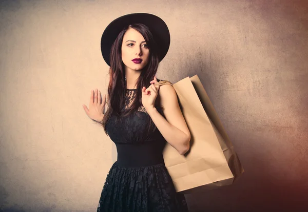 Ritratto di giovane donna con shopping bags — Foto Stock