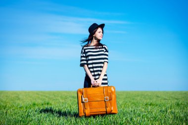 Bavullu genç kadın.