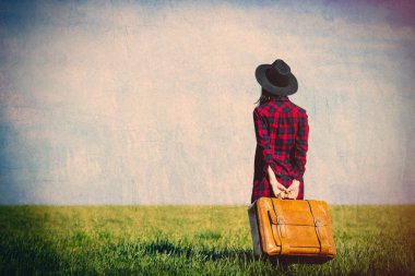 Bavullu genç kadın.