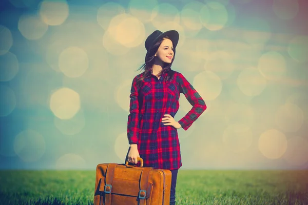 Retrato de mujer joven con maleta — Foto de Stock