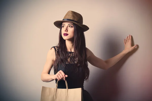 Portrait de jeune femme avec sacs à provisions — Photo