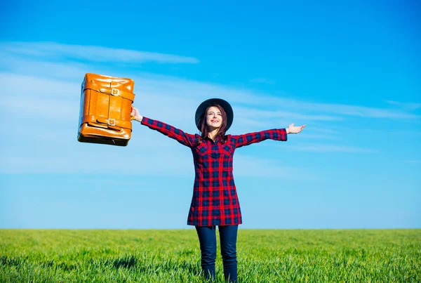 スーツケースを持つ若い女性の肖像画 — ストック写真