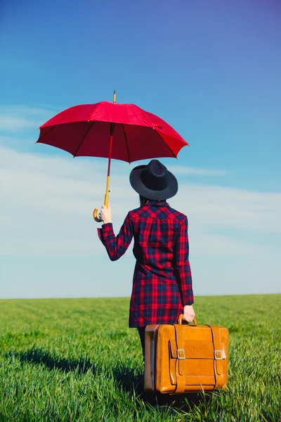 Bavulu ve şemsiyesi olan kadın — Stok fotoğraf