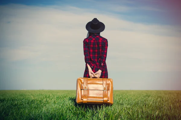 Jeune femme avec valise — Photo