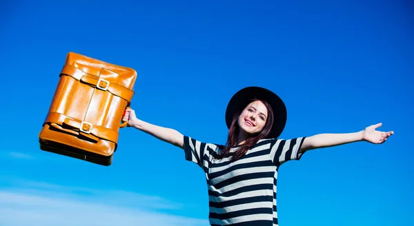 Portrait de jeune femme avec valise — Photo