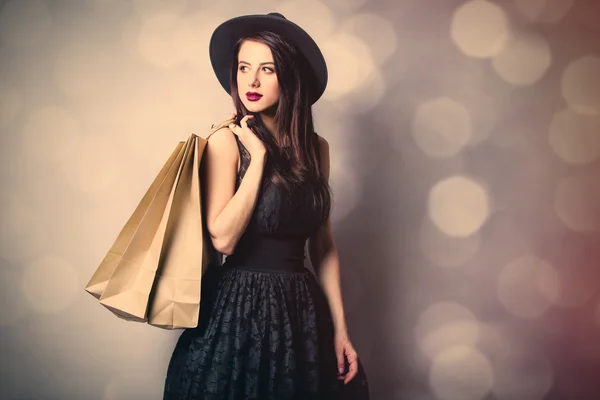 Portret van een jonge vrouw met shopping tassen — Stockfoto