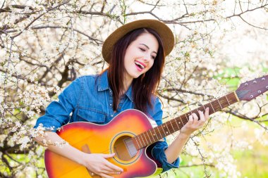 Gitarlı genç bir kadının portresi