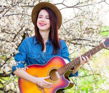 Gitarlı genç bir kadının portresi