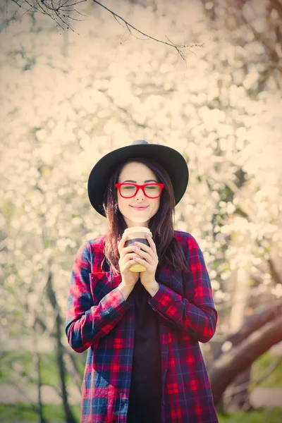 Retrato de mujer joven con taza de café — Foto de Stock