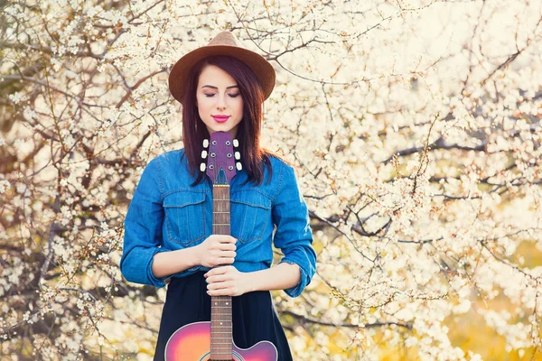 Portret van jonge vrouw met gitaar — Stockfoto