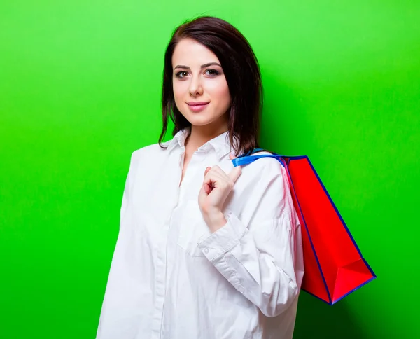 Portret van een jonge vrouw met winkelen bag — Stockfoto