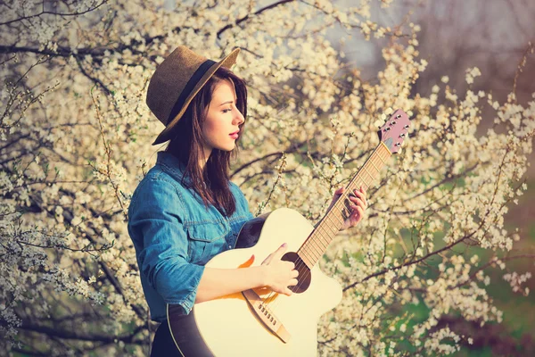 Porträtt av ung kvinna med gitarr — Stockfoto