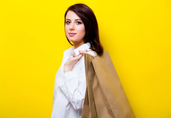 Portrait de jeune femme avec sacs à provisions — Photo