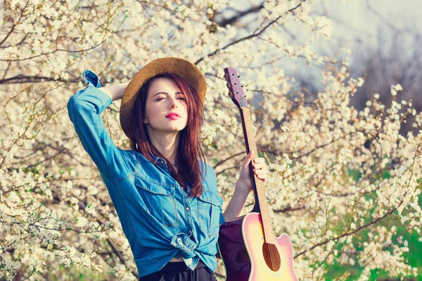 Porträtt av ung kvinna med gitarr — Stockfoto