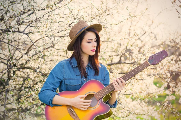Portrait of young woman with guitar — Stock Photo, Image