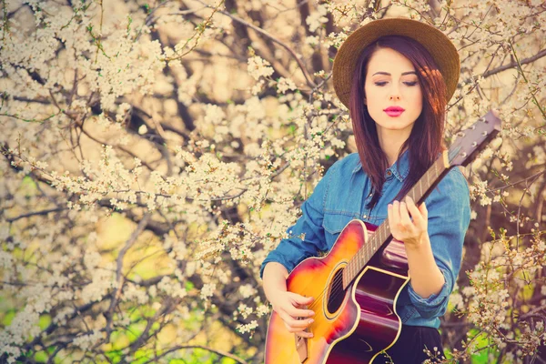 Retrato de mujer joven con guitarra —  Fotos de Stock