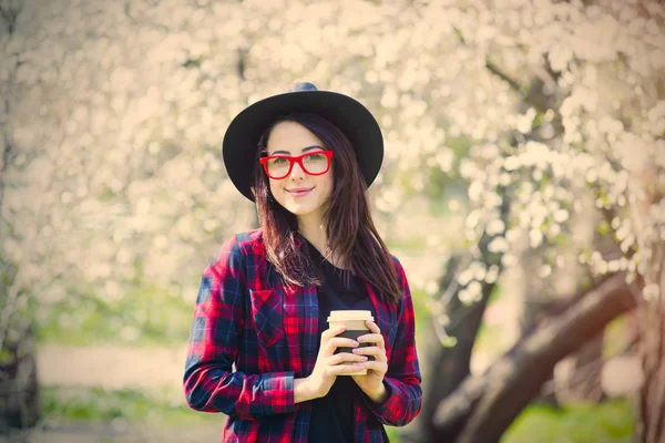 Retrato de mujer joven con taza de café —  Fotos de Stock