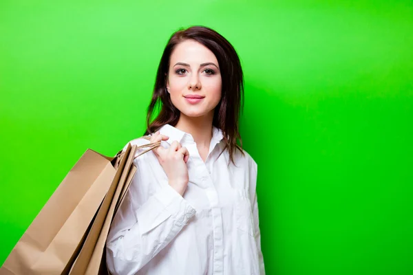 Retrato de mujer joven con bolsas de compras — Foto de Stock