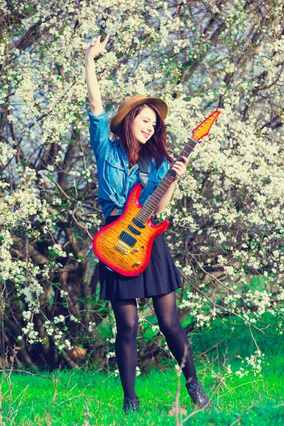 기타를 가진 젊은 여자의 모습 — 스톡 사진
