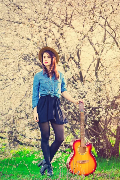 Retrato de mujer joven con guitarra — Foto de Stock