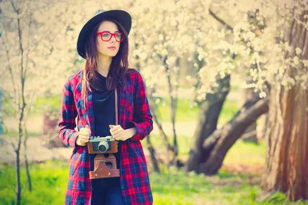 Retrato de mujer joven con cámara — Foto de Stock